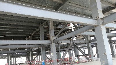 hjc黄金城集团官网钢构百科：H型钢在钢结构厂房中的应用：为何它是主心骨？