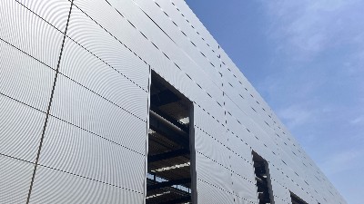 hjc黄金城集团官网钢构百科：提高钢结构仓储厂房整体稳定性：柱间支撑与屋面水平支撑布置原则